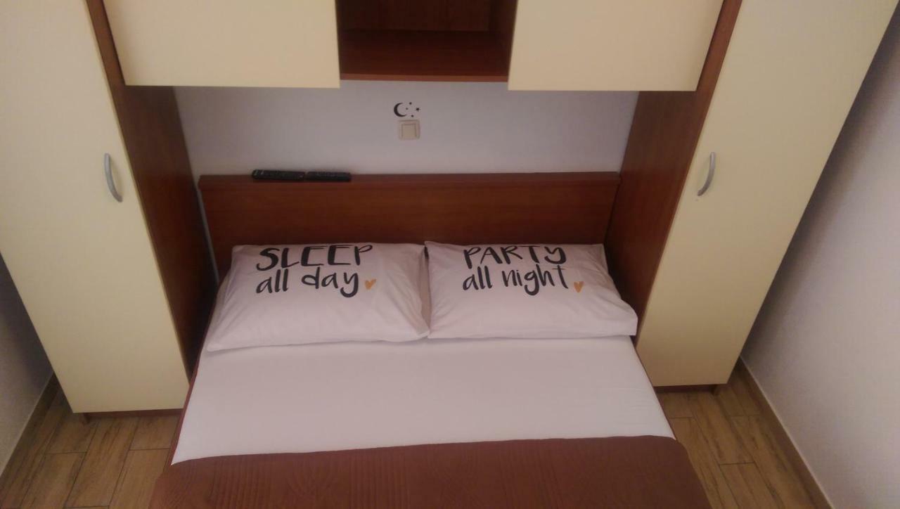 Apartmani Dina マカルスカ エクステリア 写真